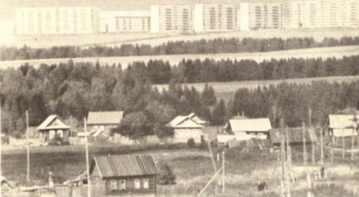 Ижевск меняется: город наступает на деревню. Фото: 1977 г., из книги "Ижевск Орденоносный", 1984 год.