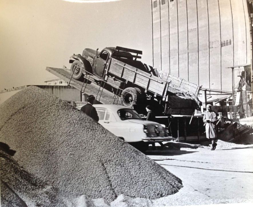 Разгрузка зерна на Можгинском элеваторе. Фото: 1970 год, альбом "Можга".