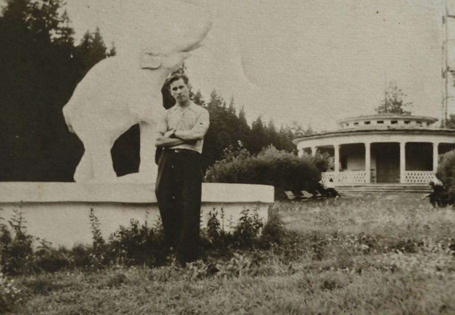 В парке Кирова, 50-ые годы. Слева - фонтанная скульптура "Слон", справа беседка-читальня и кусочек парашютной вышки.
