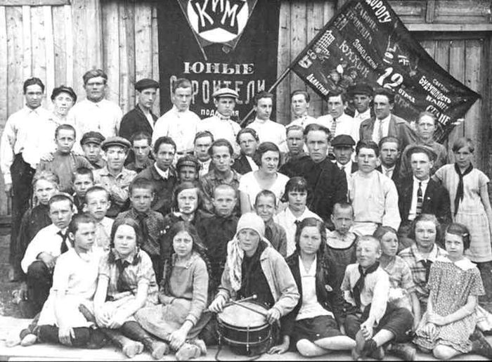 Члены заводского 12-го пионерского отряда "Юные Строители", 1928 г.