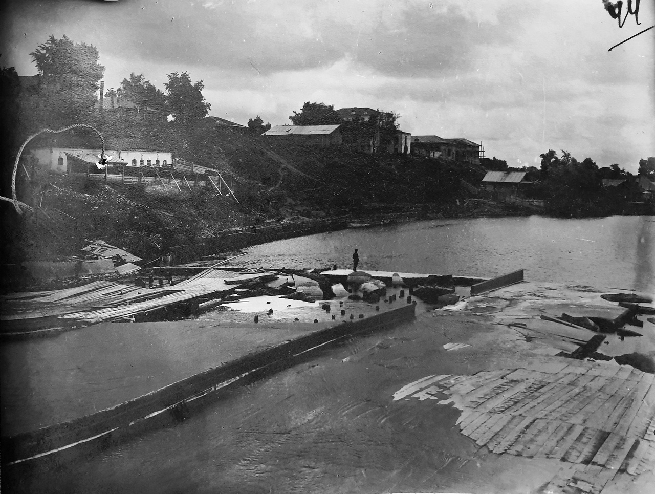 1927 год. Солдатская баня (белое здание слева).  Размытый половодьем водосброс платины. Ижевск.