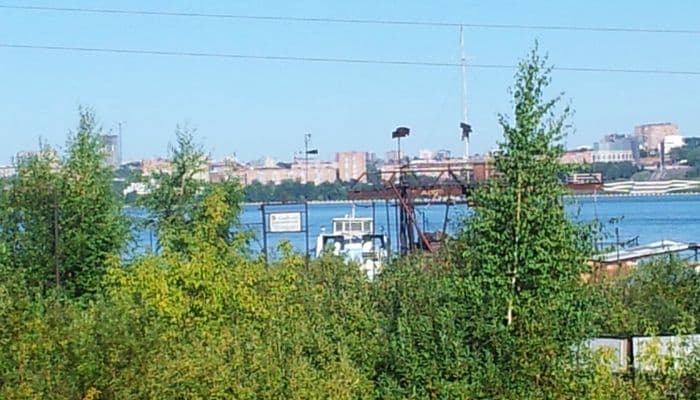 В районе станции Рыбак имеется затопленная баржа М-204. Ижевский пруд. 2018 г.