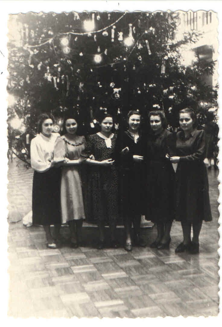 Ижевские студентки на новогодней елке во Дворце культуры "Ижмаш", 1950-е годы.