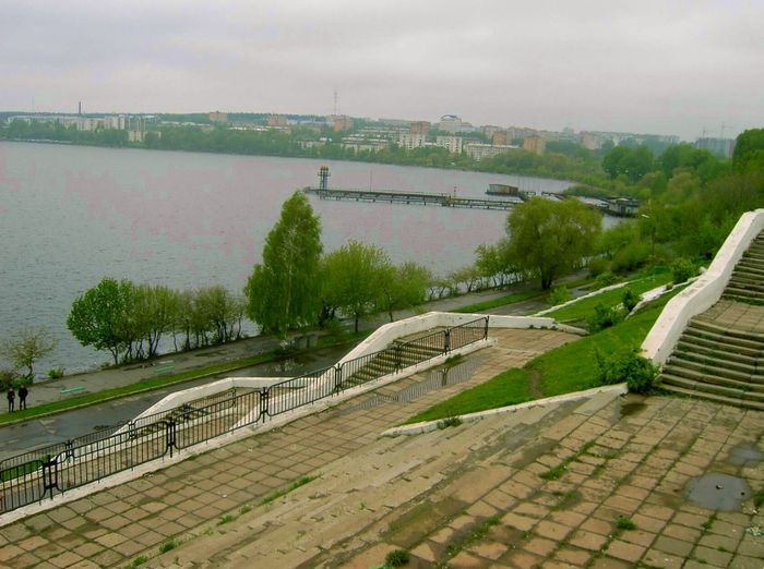 Эспланада Монумента Дружбы народов и набережная пруда в Ижевске. Фото 2000 года.