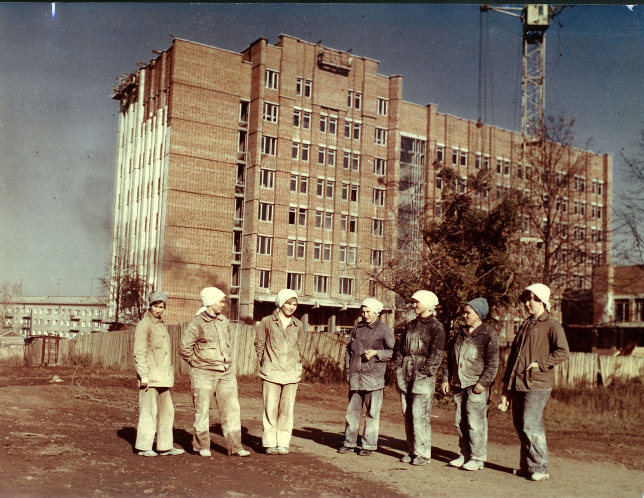 Строительная бригада на фоне возводимого здания Обкома КПСС. Фото 1982 года. Ижевск.