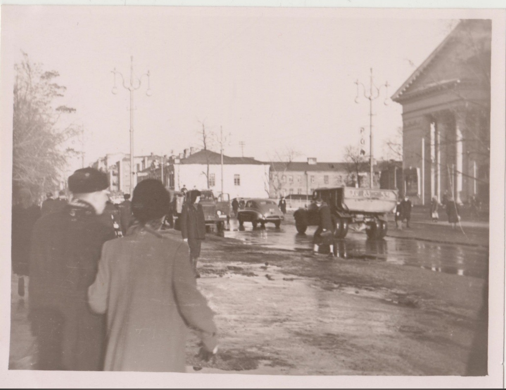 Улица Советская напротив кинотеатра "Дружба". Соседнее двухэтажное здание - дом купца Килина. Фото: В.И.Черезов, 3 мая 1959 г.