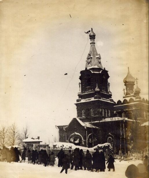 Снятие крестов с храма в селе Ягул. Фото: 1930 год