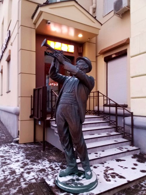Трубач на Пушкинской 206 Ижевск. Жанровая скульптура.