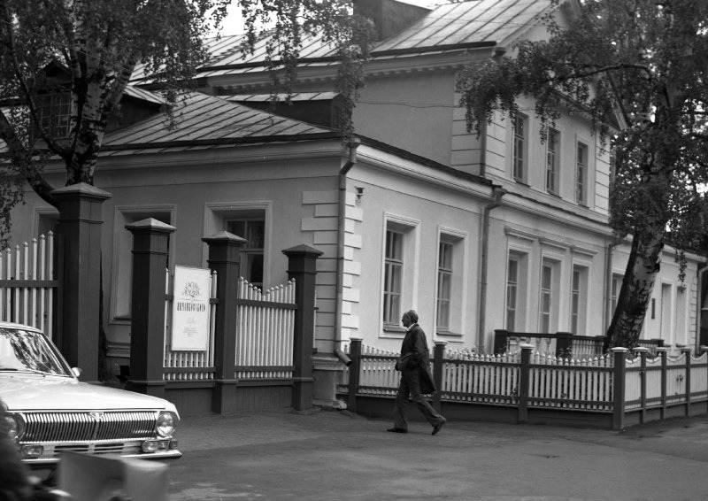 Булат Окуджава в Доме-музее П. И. Чайковского в Воткинске. 1978 год. Фот. А. С. Хисамутдинова.