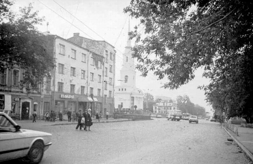Улица Горького 68. Александро-Невский собор. Фото 1997 года. Ижевск.