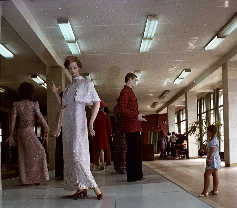 Выставка моделей в холле Дома бытовых услуг. 1976 год. Фото из коллекции Национального музея.