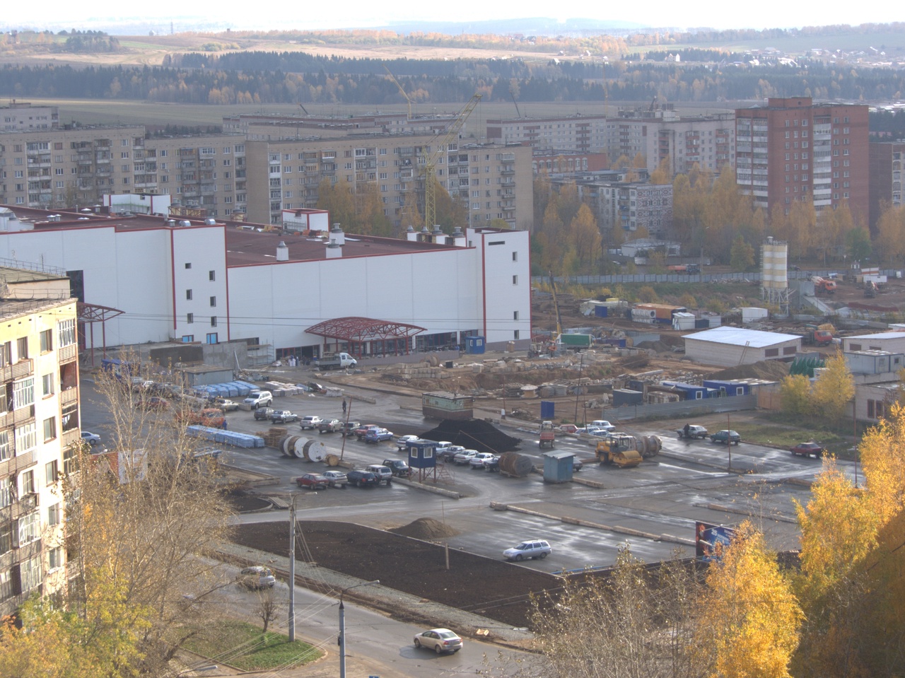 Вид на строительство ТРК "Петровский". Осень 2007 года. Ижевск.