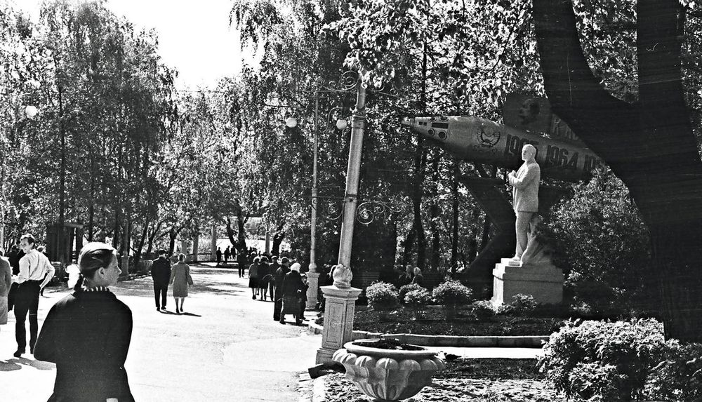 Памятник Ленину и инсталляция с ракетой напротив центрального входа Летнего сада. Ижевск. Фото 1964 года.
