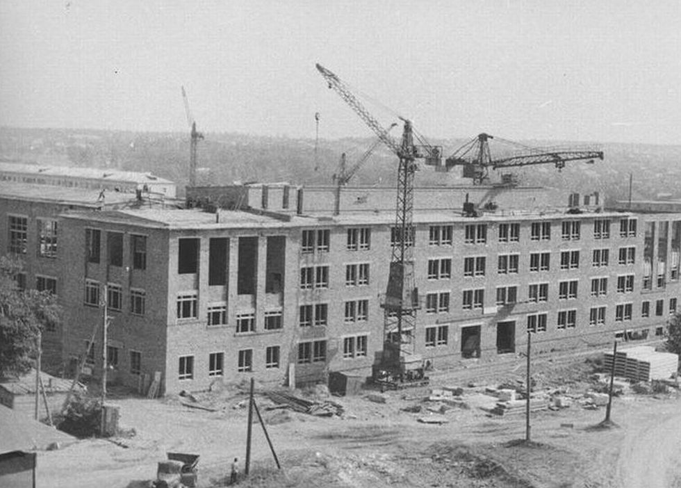 Строительство здания Удмуртского государственного педагогического института в г.Ижевске 1966 г .Фото из альбома "Архив ЦДНИ УР" .