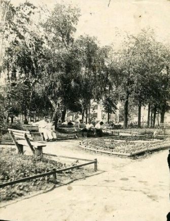 Сквер около кинотеатра Колосс, на заднем плане ресторан Кама.  Ижевск 30-ые годы. Фото: В.Л.Мерзлякова. Архив НМУР.