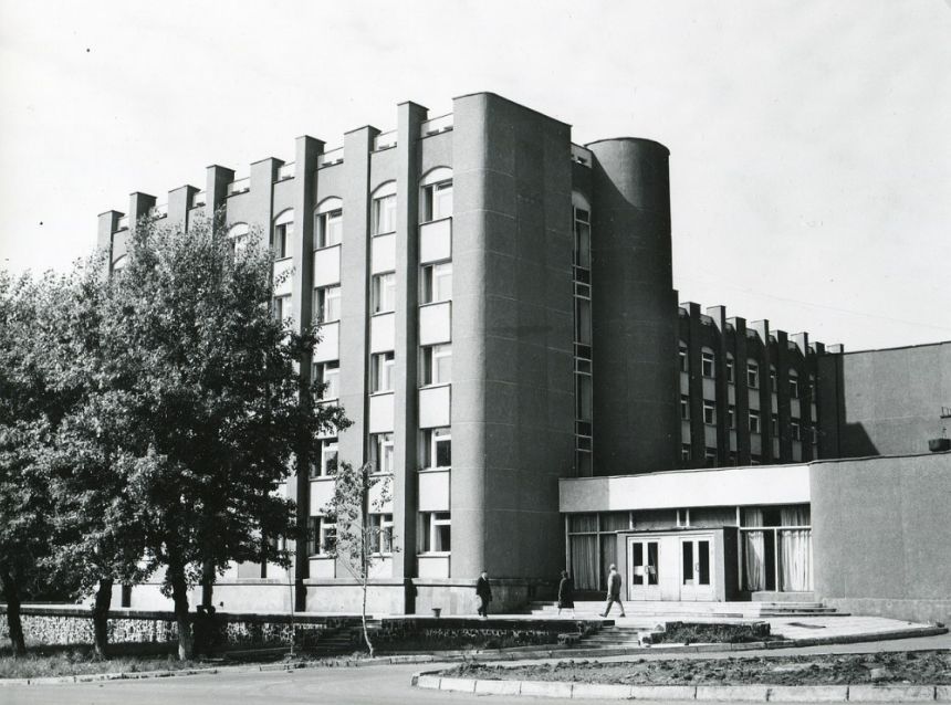 Дом профсоюзов на улице Бородина, построен в 1980 году. Архитектор: Мифтахов, 1980-е годы. Ижевск.