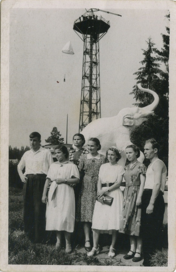 Скульптура - Слон. Парашютная вышка. В парке Кирова. Фото: июнь 1957 г., из семейного архива.