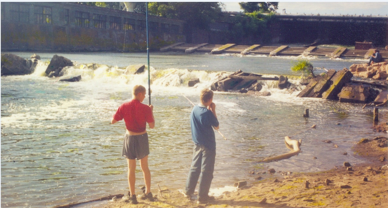 Рыбалка на плотине, 1990-е годы. Со стороны р. Иж. Ижевск.