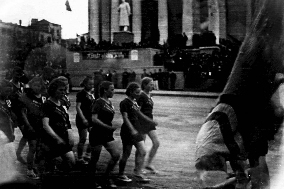 "Эстафета мира" 1957 г. Кинотеатр "Колосс". Памятник Сталину.