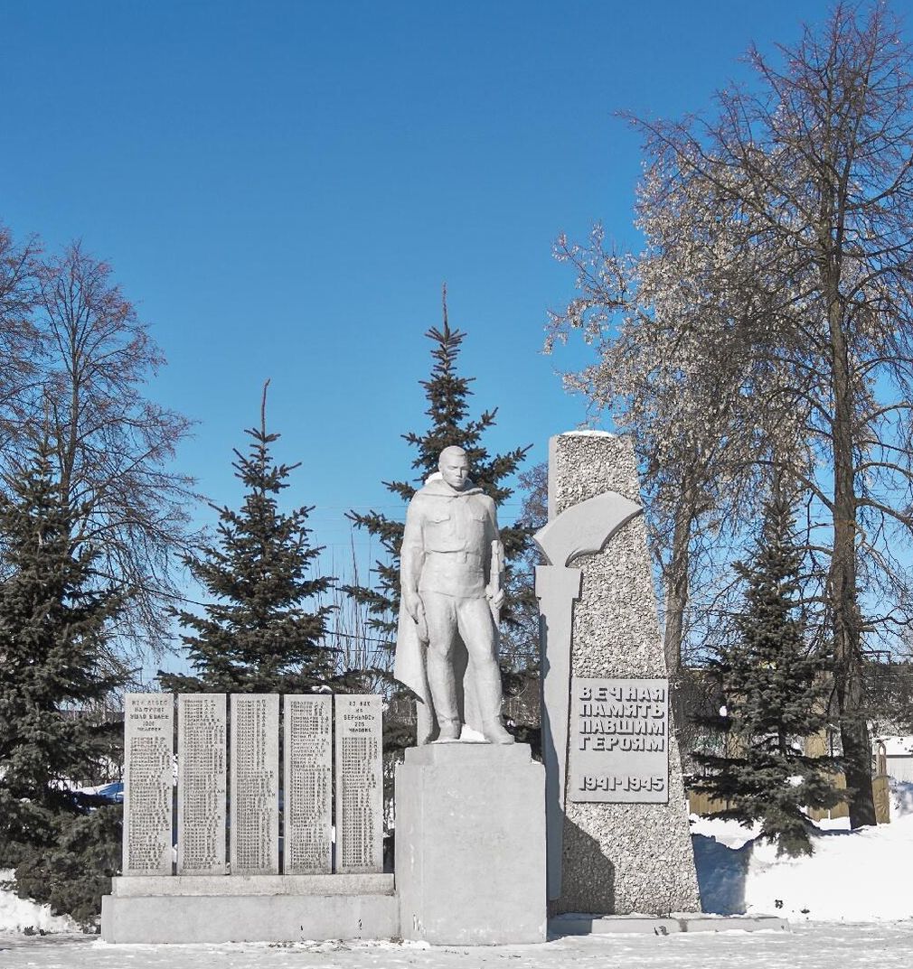Памятник погибшим в ВОВ. Дебёсы. Фото Николай Глухов. 2022 г.
