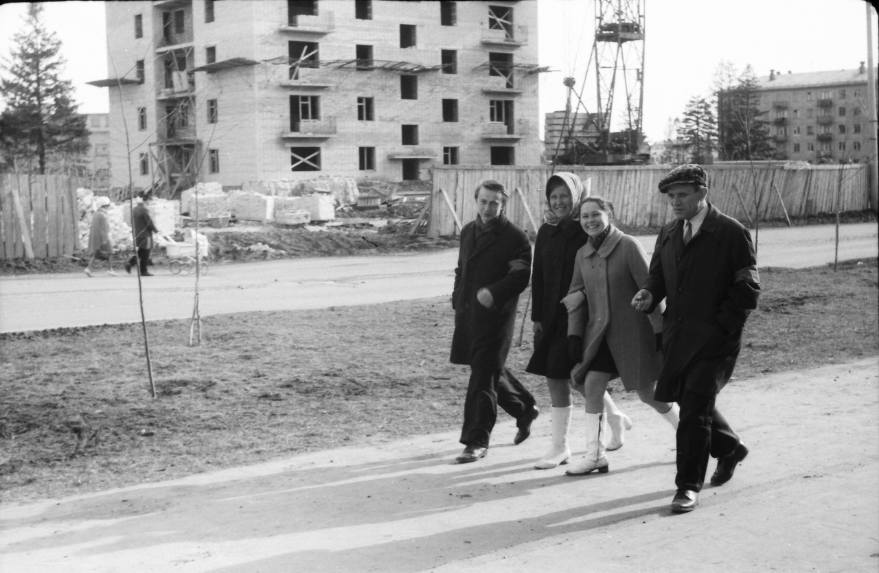 Народная дружина. На заднем плане строится дом ул. Дзержинского 50. Май 1971 г. Фотография Ивана Егоровича Мохова.