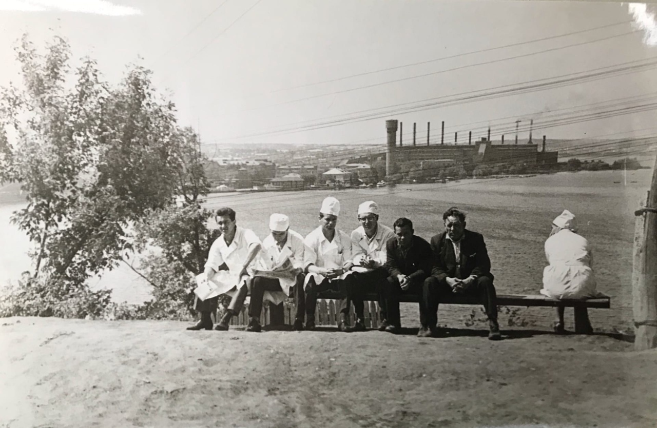 Врачи станции скорой помощи, из Генеральского дома, 1960 год. Вид на ТЭЦ - 1. Фото из архива Александра Булдакова.