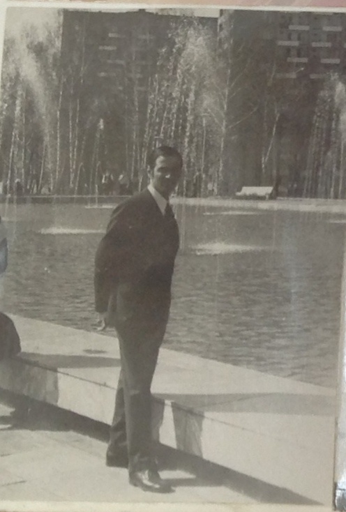 Главный архитектор Ижевска Пётр Петрович Берш на Центральной площади. Фото: середина 1970-х гг., архив города Ижевска.