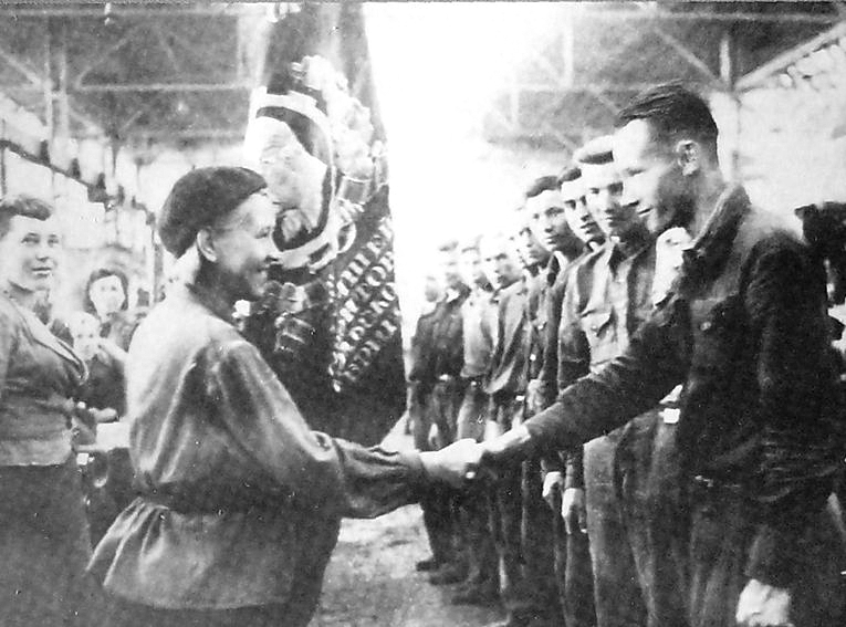 Вручение переходящего Красного Знамени лучшей в оборонпроме фронтовой молодежной бригаде П.Винокурова. 1943 г.