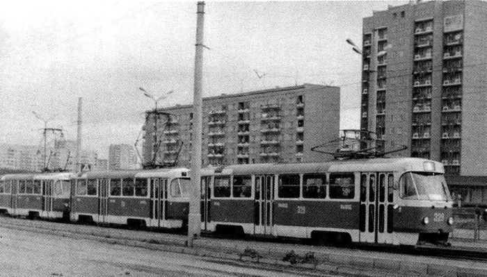 Бывало ходили и по три вагона. Ижевск. Трамвай на улице 40 лет Победы.