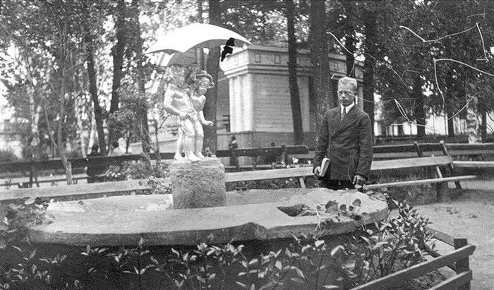 Фонтанная скульптура в Летнем саду "Первая любовь" , она же "Дети под зонтиком" или "Дети под дождём". Скульптор Ф. Ф. Каменский (1836—1913). Не сохранилась.