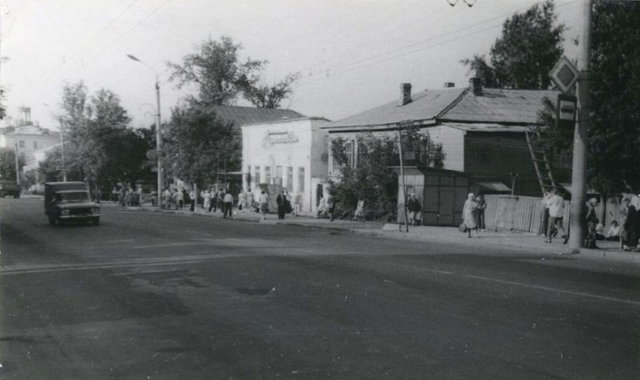 Улица Горького. Пирожковая. Ижевск. Фото Ф.А.Жемелева. 8 июля 1982 года.