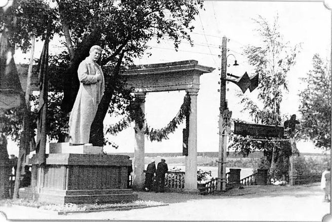 Памятник И.В.Сталину в Летнем саду им. М.Горького, воздвигнутый летом 1938 г. Фотография - август 1938 г. В 1957 году скульптуру Сталина убрали.