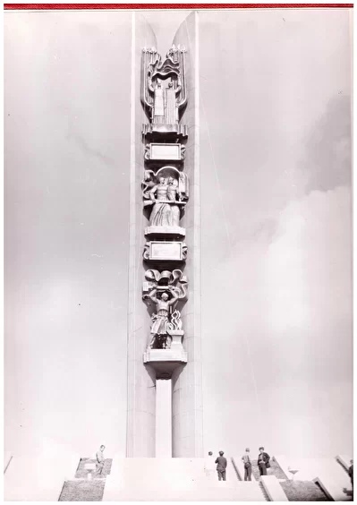 Изображение монумента на форзацах Акта приемки Государственной комиссией монумента "Навеки с Россией", сооруженного в Ижевске.