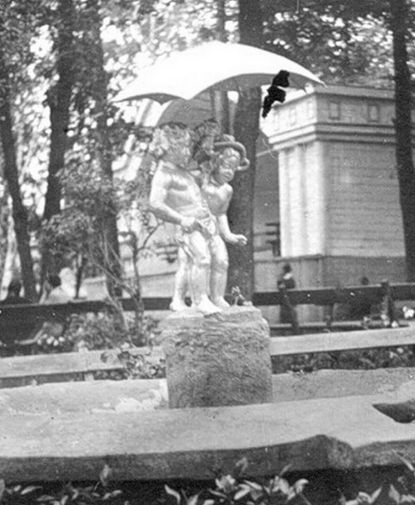 Фонтанная скульптура в Летнем саду "Первая любовь", она же "Дети под зонтиком" или "Дети под дождём". Скульптор Ф. Ф. Каменский (1836—1913). Не сохранилась.