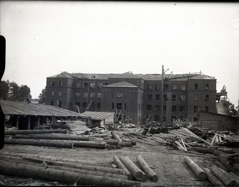 Строительство школы 24 на улице Советской. 1935 год. Фото из коллекции Национального музея.