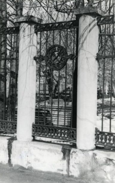 Фрагмент ограды сквера. 20 апреля 1970 года. Здание Военного собрания. Фото: НМУР