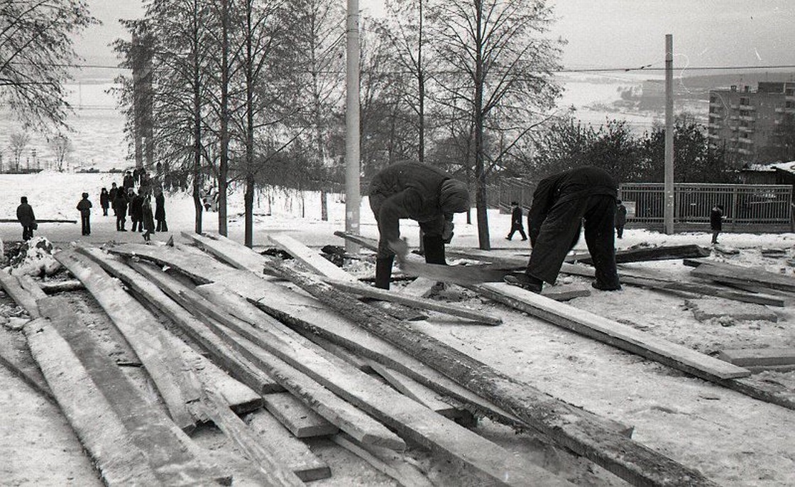 Подготовительные работы на строительстве пешеходного моста через улицу К. Маркса. 1976 год. Фото Ф.А.Жемелева.