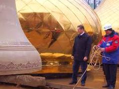 Шести тонный колокол отлит в Воронеже. Вдоль его основания выгравирована памятная надпись в честь Александра Волкова и православных верующих Удмуртии.