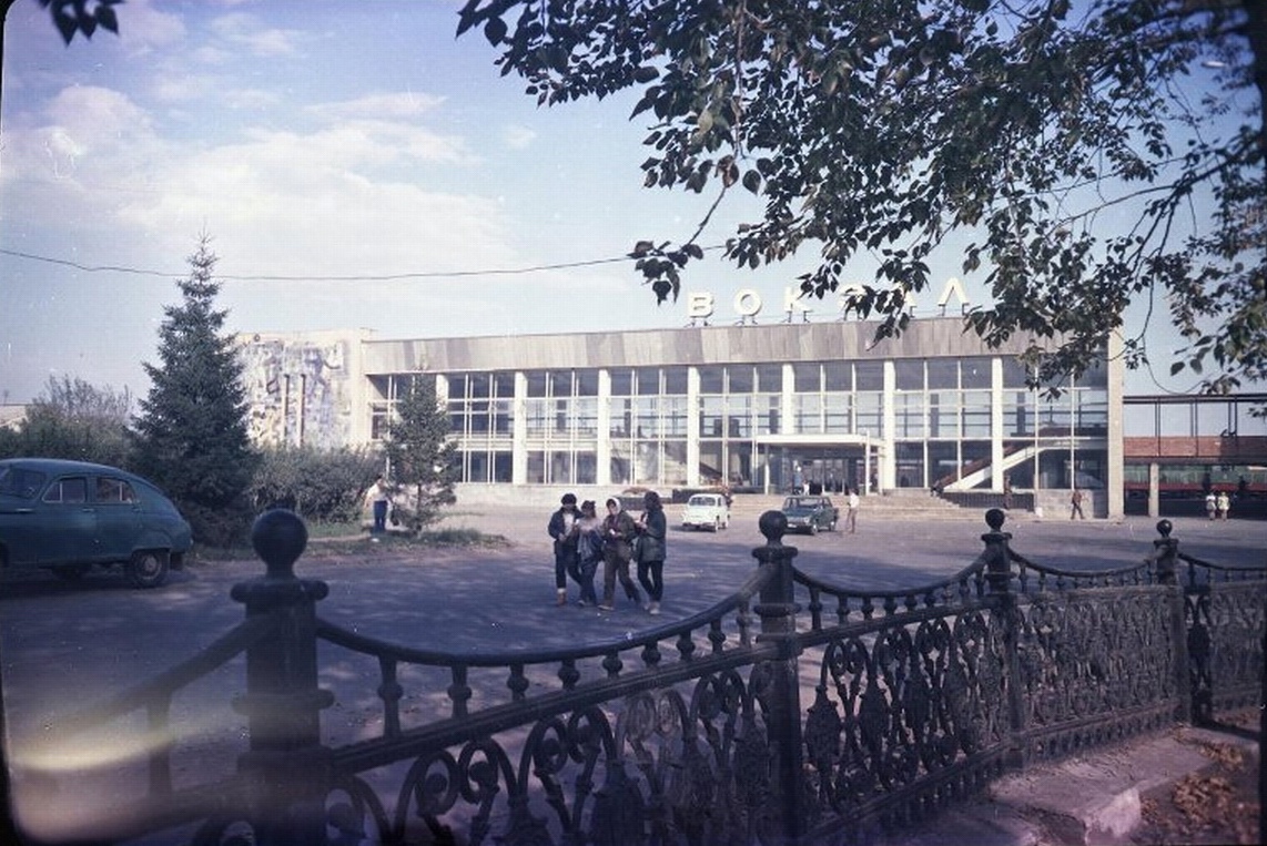 Вид на здание ж/д вокзала с привокзальной площади, фото 1970-х годов. Фото В.Бобылева. Ижевск.