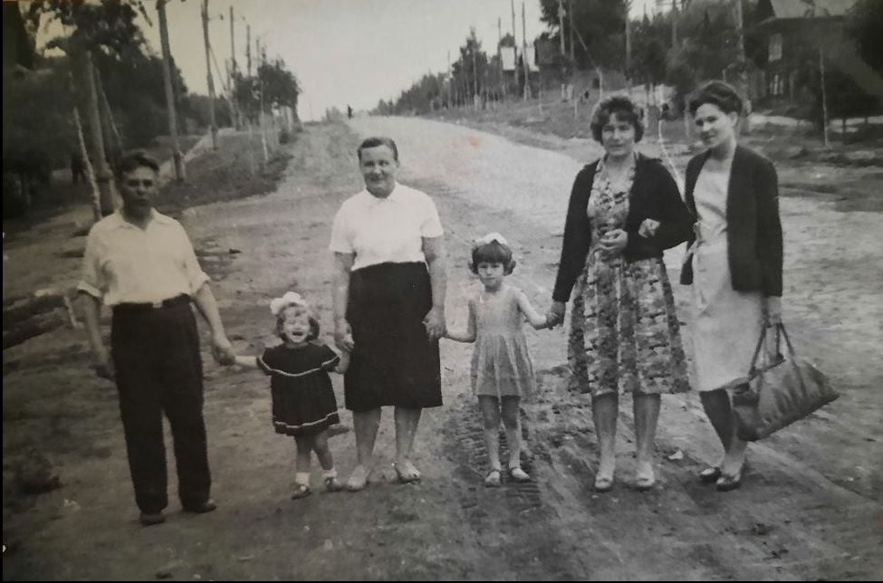 Улица Воровского Ижевск в начале 1960-х годах. Слева видна дорожка к дому № 134а. Фото и текст Елены Васильевны.