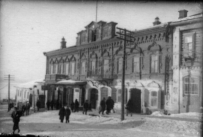 Коммунальный банк по улице Бородина (ниже улицы Горького). 1930-е годы. Ижевск.