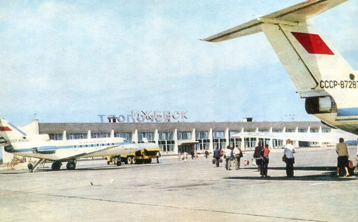 Аэропорт Ижевск. 1977 г. Як-40, борта СССР-87287 и СССР-87484.