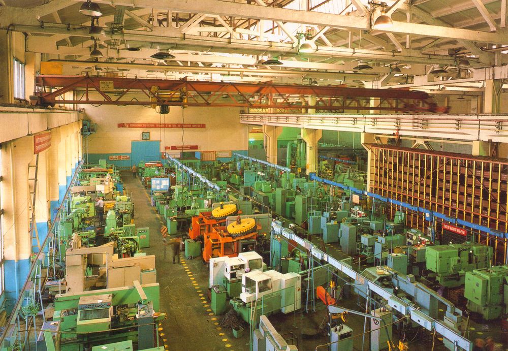 Общий вид участка механообработки на станкостроительном производстве (Machining bay. Machinetool constrction, general view), 80-е годы. ИЖМАШ.