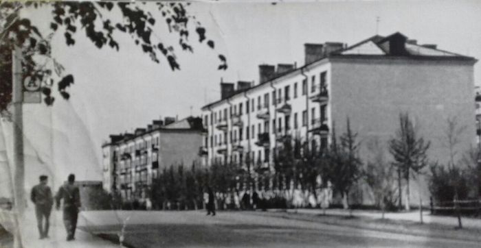 Улица 30 лет Победы. Справа налево дома №№49, 47 и торец дома №45. Ижевск.