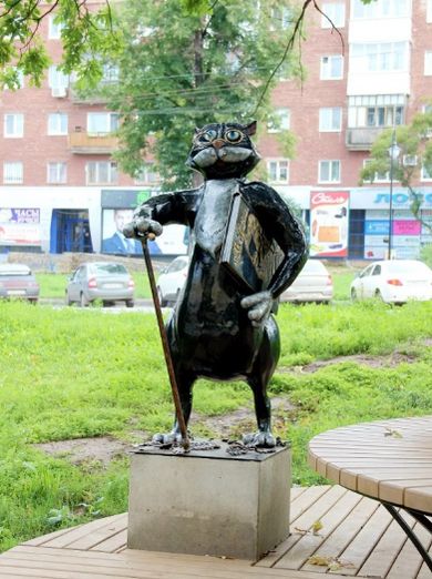 Памятник пушкинскому Коту находится на улице Пушкинской, около дома 247. Ижевск.