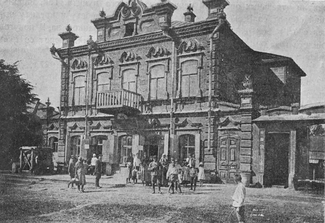 Магазин Центрального рабочего кооператива в бывшем доме купца Оглоблина. На втором этаже располагался отдел детских товаров. 1920-е годы.