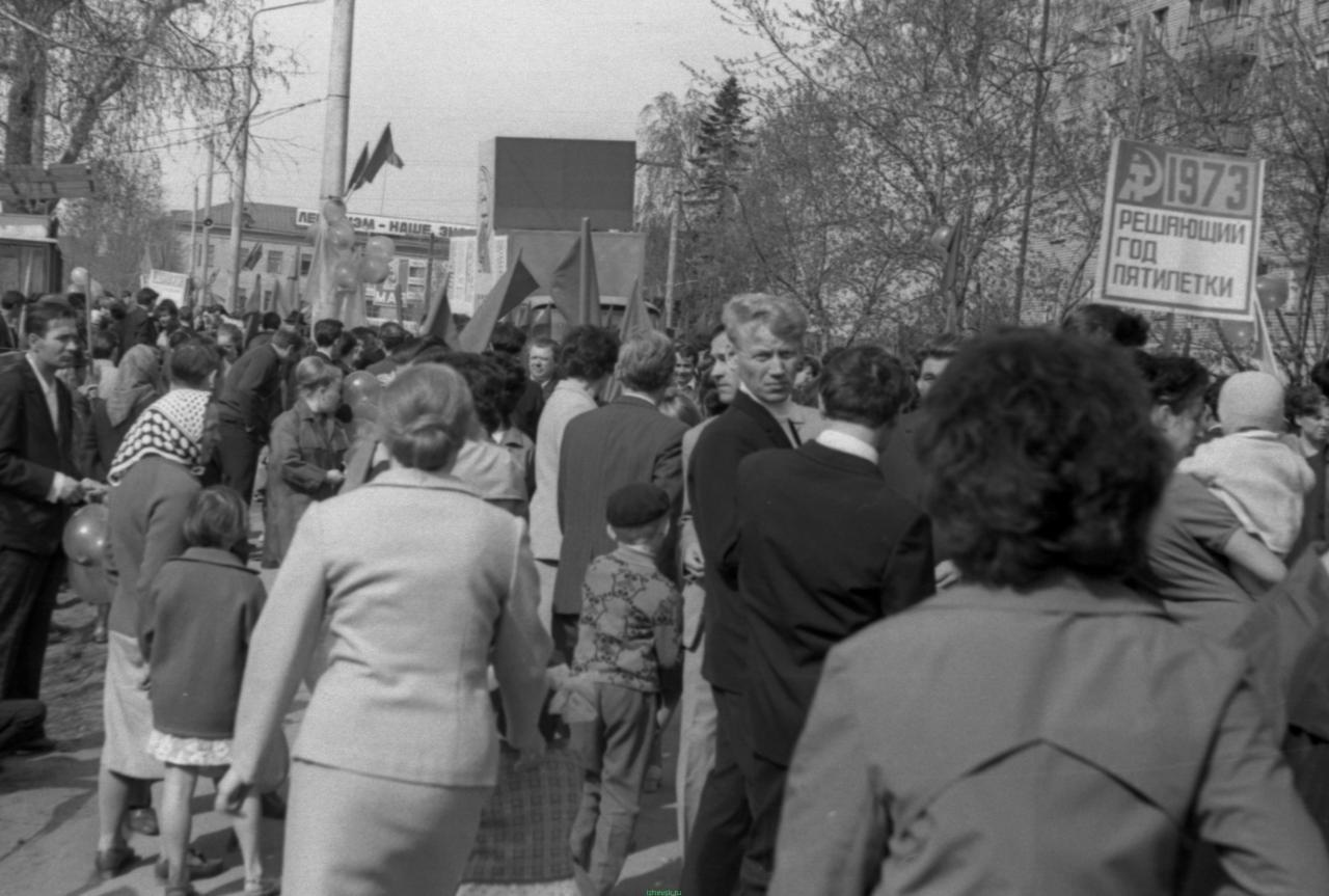 Строится колонна ИЭМЗ на первомайскую демонстрацию на улице 50 лет Пионерии, 1973 год. Ижевск.
