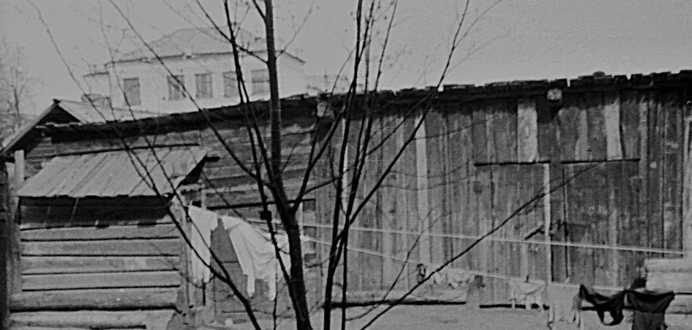 Вид на 3-й корпус УдГу (бывший ХГФ) из окна квартиры 28 дома 249 по улице Коммунаров в 1948 году. Снимок сделан Борисом Артемьевичем Мусиенко. Ижевск.