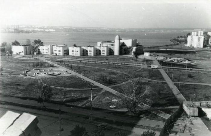 Вид на пруд и просторную площадь у Дворца пионеров. 23 августа 1982 года. Фото: НМУР. Ижевск.