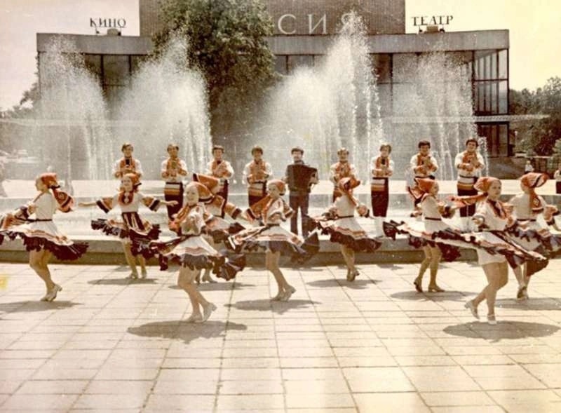 Выступление ансамбля народной песни, музыки и танца "Андан" у здания кинотеатра "Россия", 1980 г.